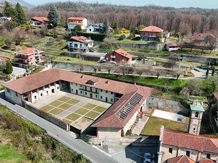 Casa con 10 locali in vendita in Reano