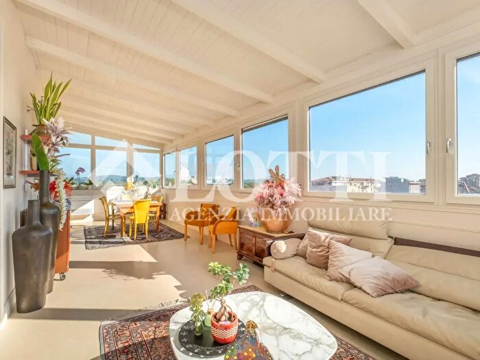 Appartamento con 6 locali in vendita in Uigi Stefanelli, Pontedera