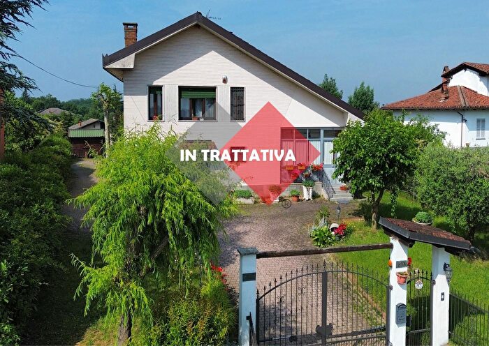 Casa con 8 locali in vendita in Via Roma, Cellarengo