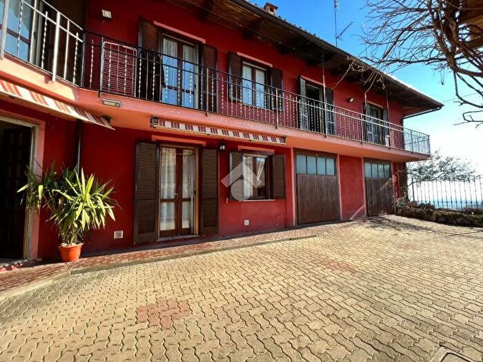 Casa con 8 locali in vendita in Via Maestra, Pino D'Asti