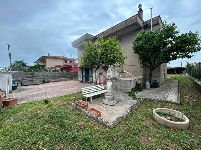 Casa quadrilocale in vendita in Via Catanzaro, Aprilia