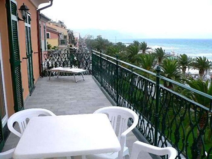 Appartamento quadrilocale in affitto in Via Antonio Ghilini, Centro, Loano