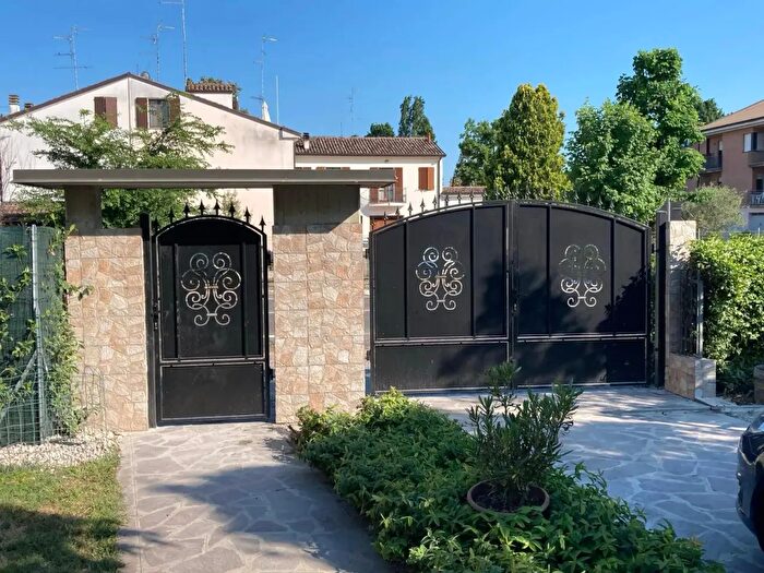 Casa con 5 locali in vendita in Mirandola