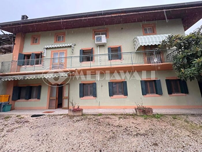 Casa con 10 locali in vendita in Aviano