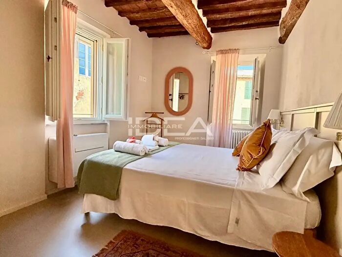 Appartamento quadrilocale in vendita in Via S Giorgio, Lucca
