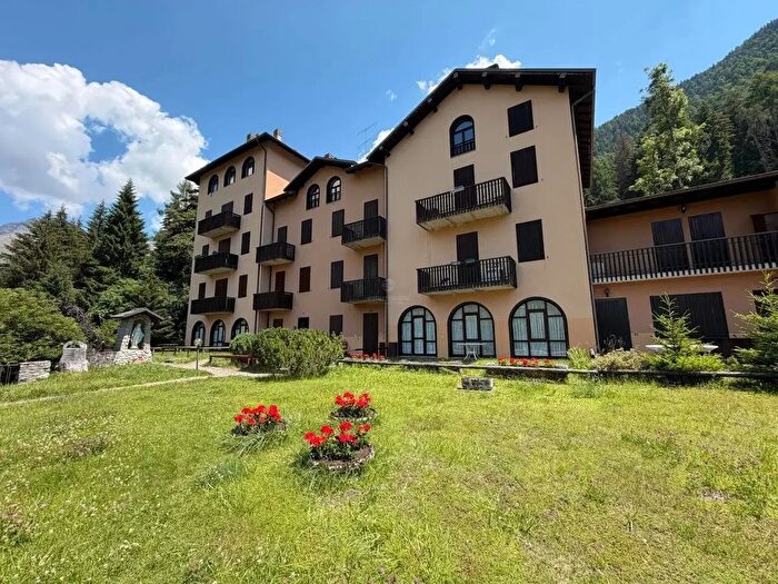 Appartamento quadrilocale in vendita in Via Trento, Ponte Di Legno