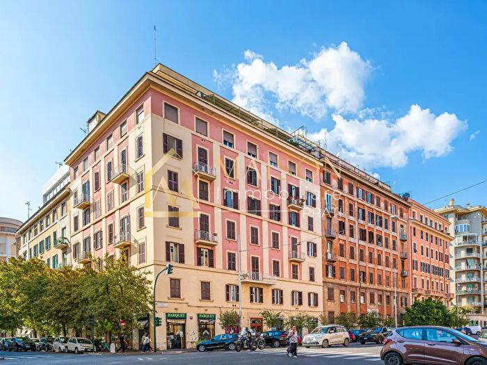Appartamento trilocale in vendita in Via della Giuliana, Roma