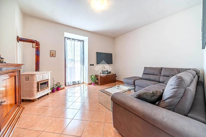 Appartamento con 5 locali in vendita in Via Roma, Nomi