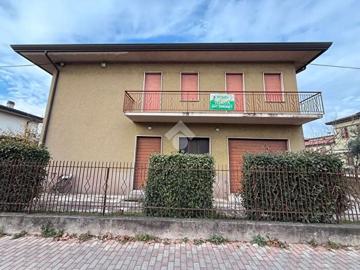 Casa con 8 locali in vendita in Via Altinia, Venezia