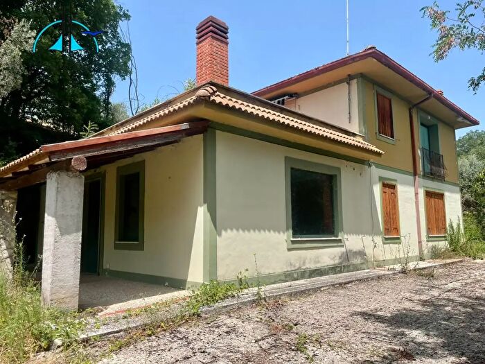 Casa con 7 locali in vendita in Via Tancia Snc, Mompeo