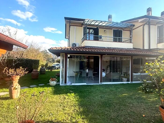 Casa quadrilocale in vendita in Ia S Lorenzo, Massa