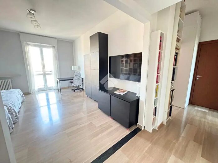 Appartamento trilocale in vendita in Via Tommaso Grossi, Saronno