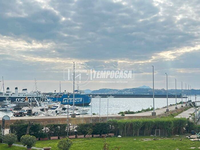 Appartamento trilocale in affitto in Via Roma, Porto, Pozzuoli