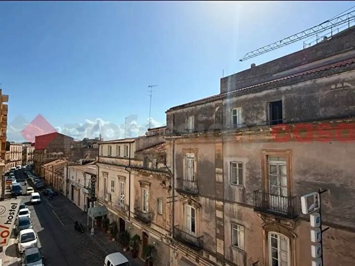 Appartamento con 5 locali in vendita in Via Francesco Crispi, Siracusa