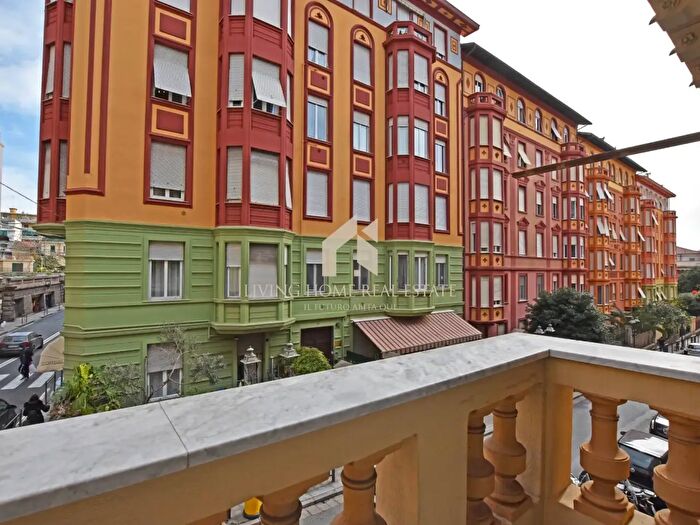 Appartamento trilocale in vendita in Via Pallavicino, Sanremo