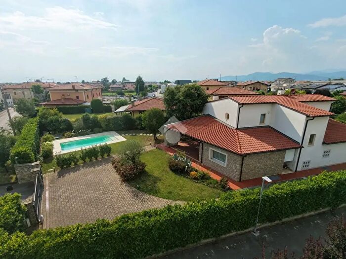Casa con 5 locali in vendita in Via Volta, Erbusco