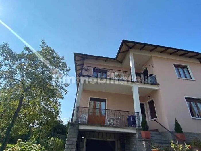 Appartamento trilocale in affitto in Viale Italia, Coazze