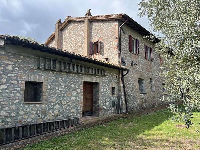 Casa con 11 locali in vendita in Narni