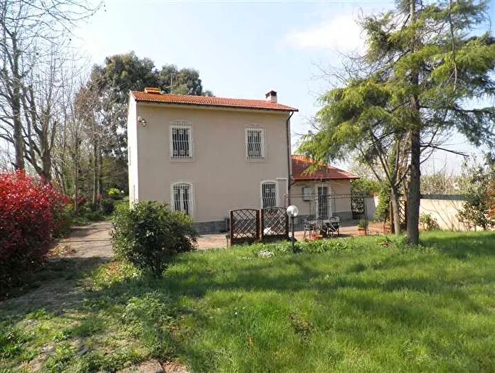 Casa con 6 locali in vendita in Cascina