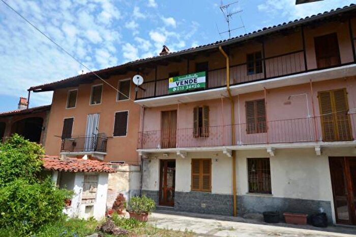 Casa con 5 locali in vendita in Via Stefano Dellara, Roppolo