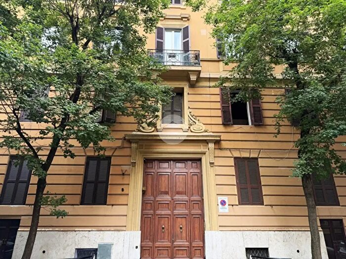 Appartamento trilocale in vendita in Via Federico Confalonieri, Roma
