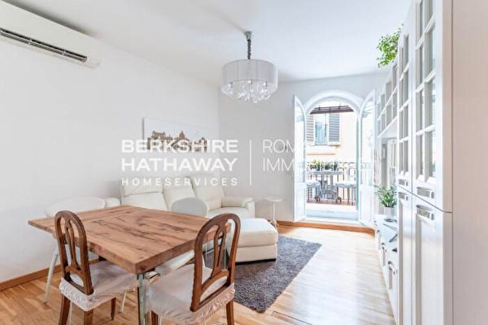 Appartamento trilocale in vendita in Via del Corso, Roma