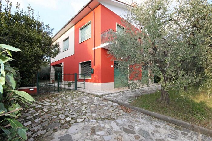 Casa con 6 locali in vendita in Lucca