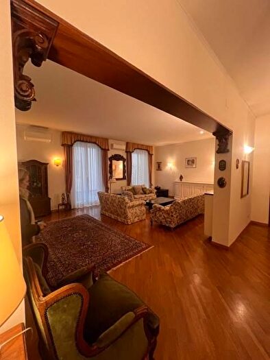 Appartamento con 6 locali in affitto in Firenze