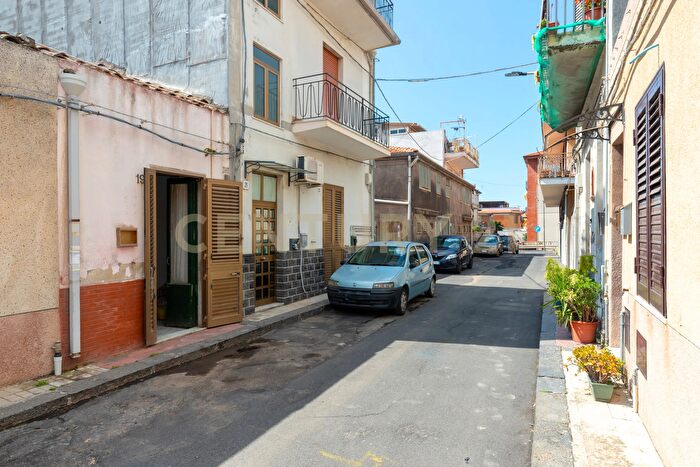 Casa quadrilocale in vendita in Via Duca di Massa, Aci Castello