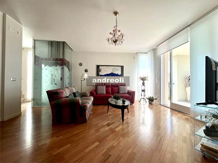 Appartamento con 6 locali in vendita in Jesi