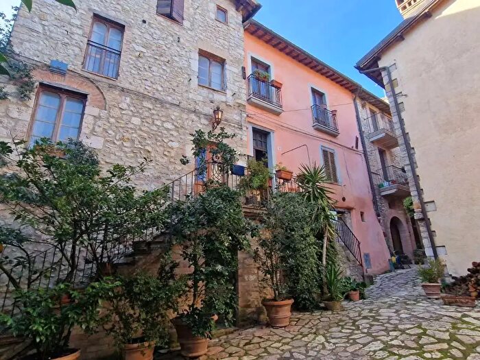 Appartamento con 6 locali in vendita in Villa San Faustino, Massa Martana