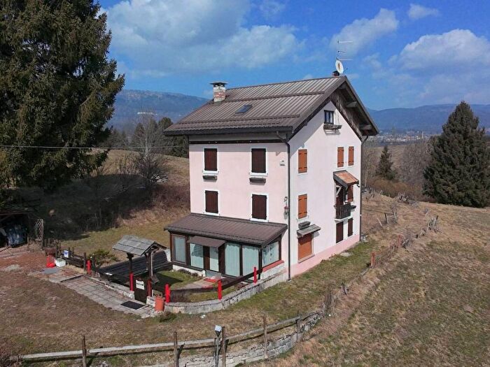 Casa con 5 locali in affitto in Via Traversi, Roana