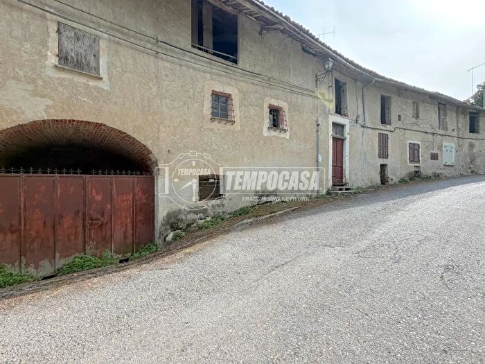 Casa con 10 locali in vendita in Via Niella Tanaro, Briaglia