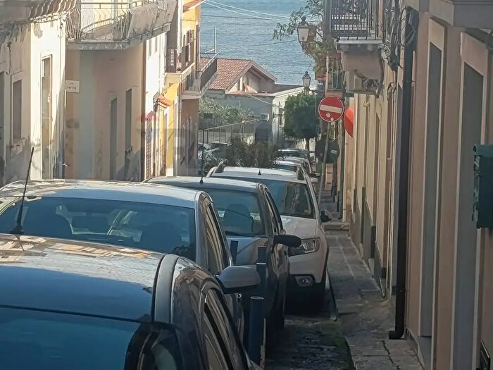 Appartamento trilocale in vendita in Via Romeo, Acireale
