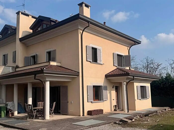 Casa trilocale in vendita in Via Vittorio Emanuele, Triuggio