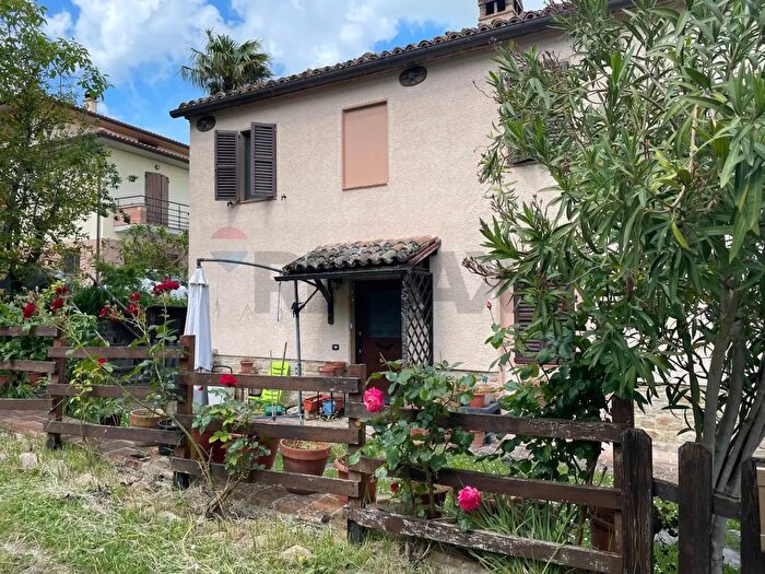 Casa con 6 locali in vendita in Frazione Castiglioni Via Moscatelli B, Arcevia