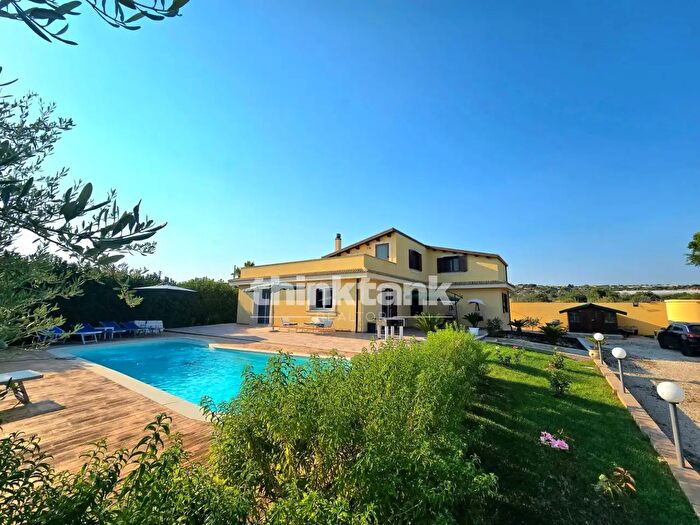 Casa con 8 locali in vendita in Strada Provinciale, Scicli