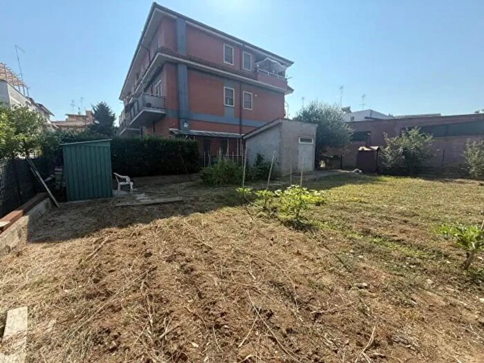 Appartamento trilocale in vendita in Via di Ponte Ladrone, Roma