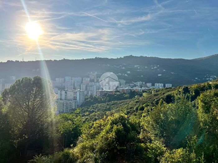 Appartamento trilocale in vendita in Via Enrico Hilyer Giglioli, Genova