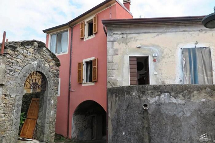 Casa con 5 locali in vendita in Fivizzano