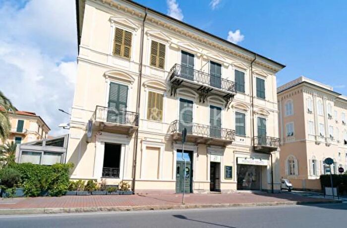 Appartamento bilocale in vendita in Corso Giuseppe Garibaldi, Diano Marina