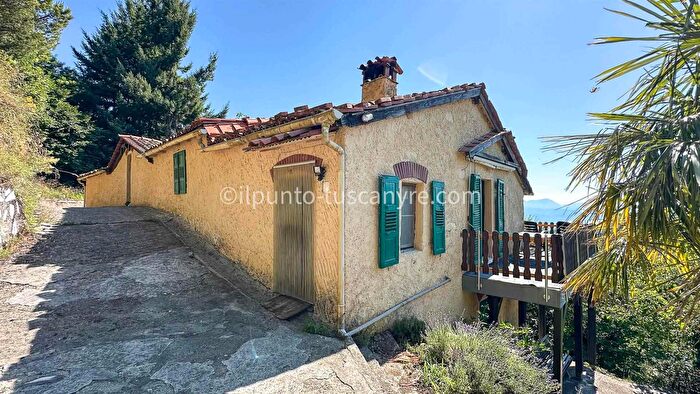 Casa con 11 locali in vendita in Molazzana