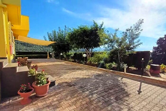 Casa con 6 locali in vendita in Naso