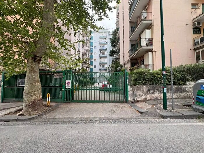 Appartamento trilocale in vendita in Via Domenico Fontana, Napoli