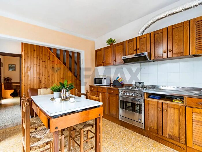 Appartamento trilocale in vendita in Esino Lario