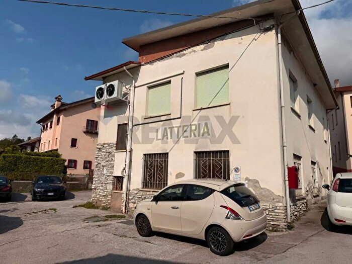 Appartamento con 6 locali in vendita in Via Rovaia, Belluno