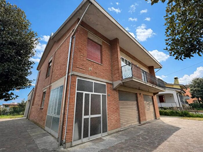 Casa con 6 locali in vendita in Novi Di Modena