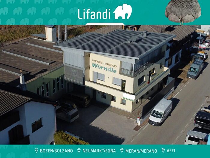 Appartamento con 5 locali in vendita in Zona Artigianale, Caldaro Strada Del Vino