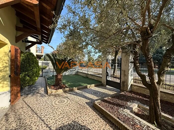 Casa con 10 locali in vendita in Viale Europa Unita, Caravaggio