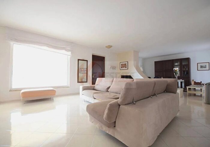 Casa con 11 locali in vendita in Via Cucca, Nuoro